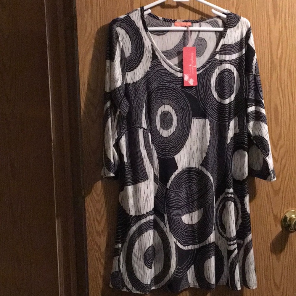 NWT Simply Aster 2X half sleeve tunic black and white